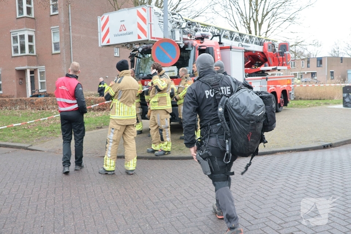 Verward persoon op dak leidt tot ingrijpen van hulpdiensten