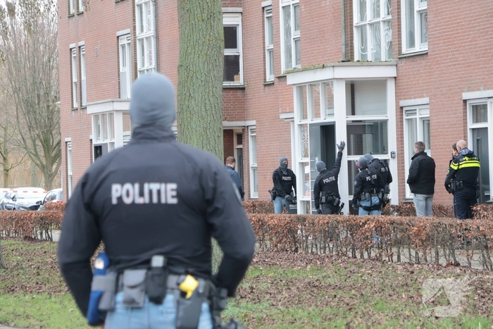 Verward persoon op dak leidt tot ingrijpen van hulpdiensten