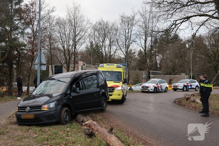 Auto vliegt uit de bocht met letsel als gevolg