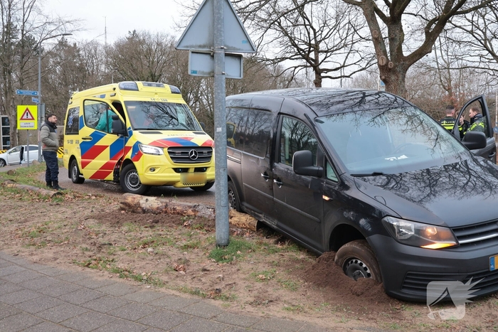 Auto vliegt uit de bocht met letsel als gevolg