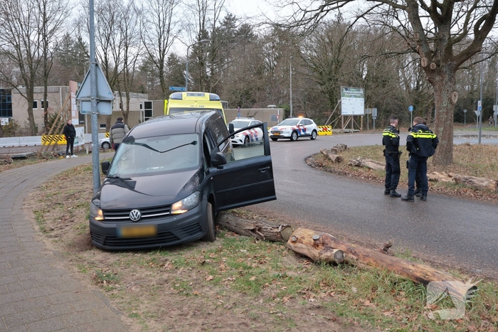 Auto vliegt uit de bocht met letsel als gevolg