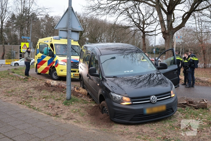Auto vliegt uit de bocht met letsel als gevolg
