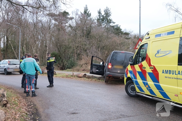 Auto vliegt uit de bocht met letsel als gevolg