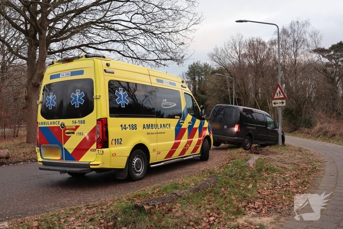 Auto vliegt uit de bocht met letsel als gevolg