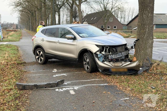 Bestuurder gewond na aanrijding met boom