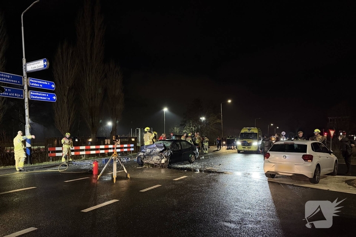 Auto belandt in het water na aanrijding