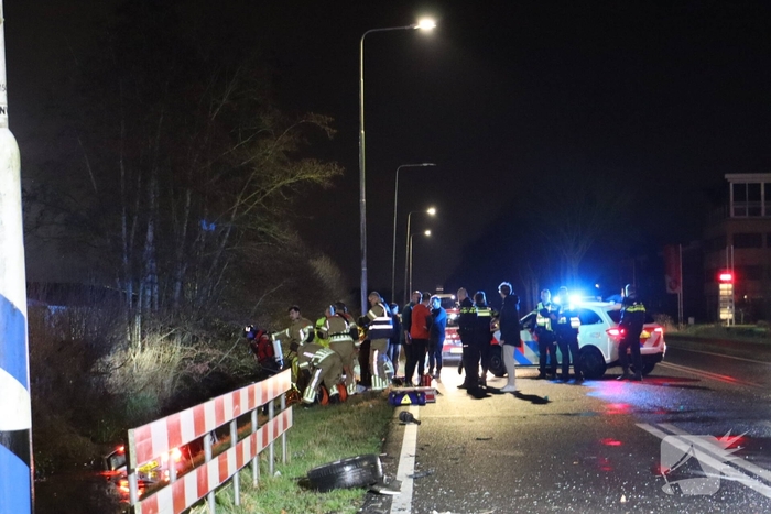 Auto belandt in het water na aanrijding