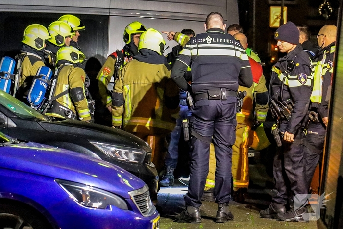Zware explosie bij woningbrand zorgt voor schade aan voertuigen