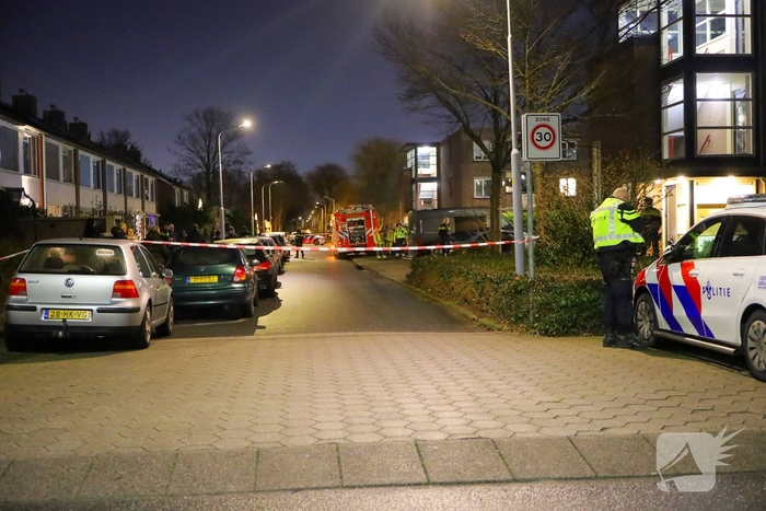 Zware explosie bij woningbrand zorgt voor schade aan voertuigen