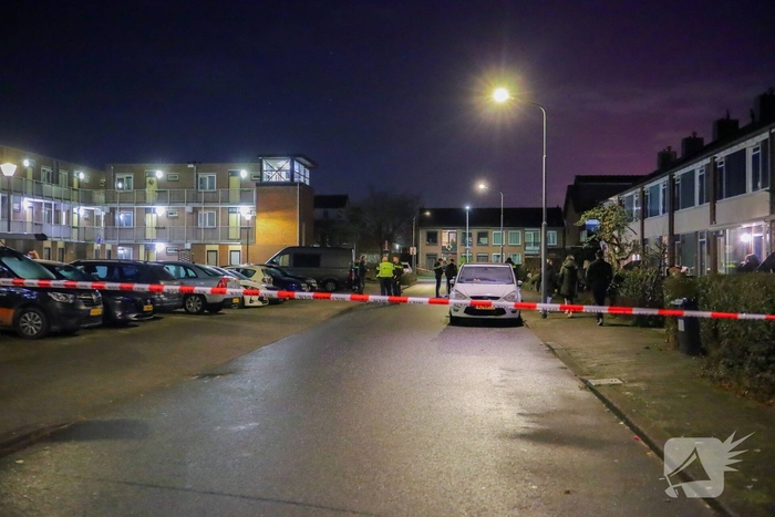 Zware explosie bij woningbrand zorgt voor schade aan voertuigen