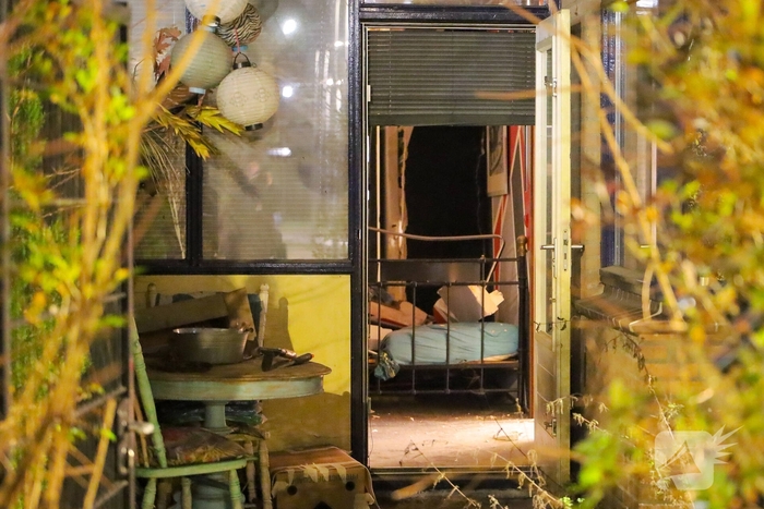 Zware explosie bij woningbrand zorgt voor schade aan voertuigen