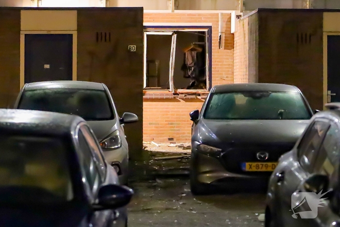 Zware explosie bij woningbrand zorgt voor schade aan voertuigen