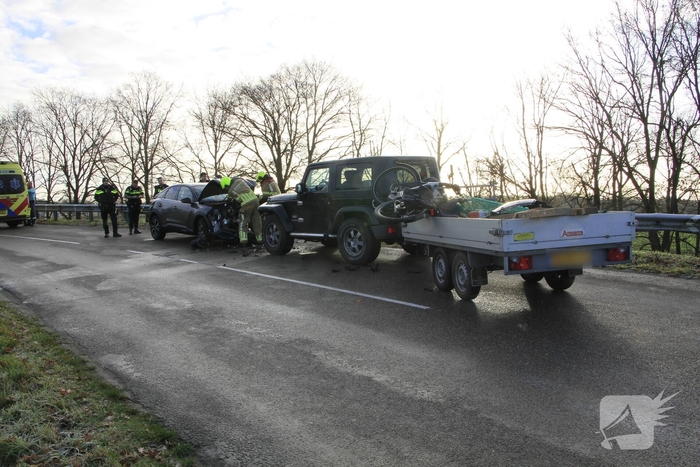 Frontale aanrijding veroorzaakt gewonde vrouw