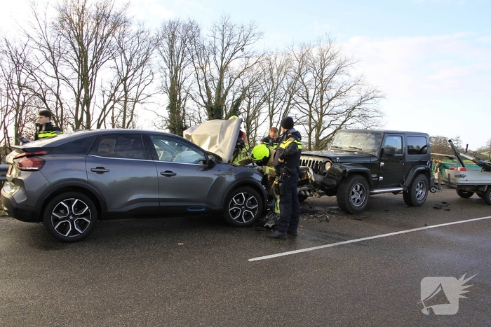 Frontale aanrijding veroorzaakt gewonde vrouw