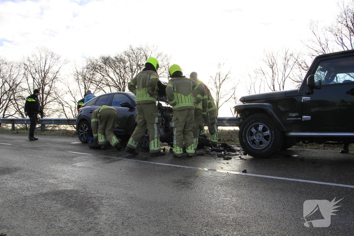 Frontale aanrijding veroorzaakt gewonde vrouw