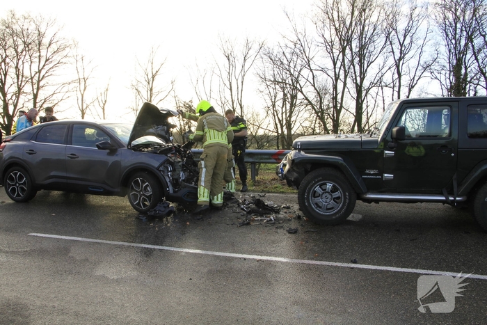 Frontale aanrijding veroorzaakt gewonde vrouw