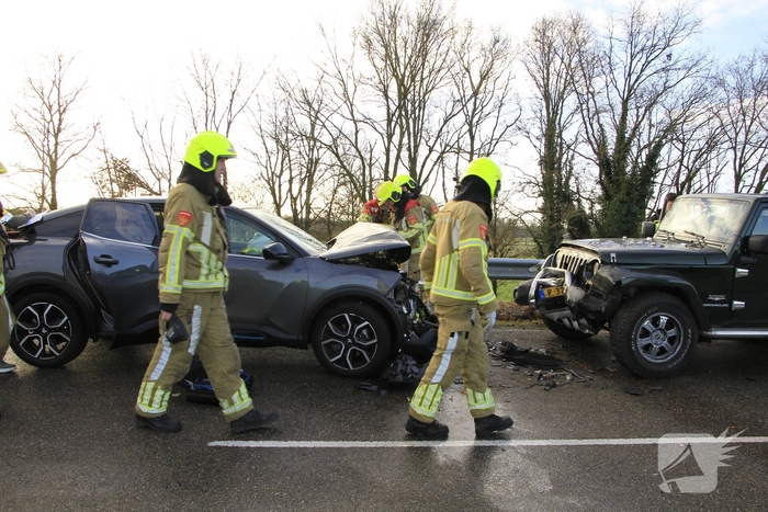 Frontale aanrijding veroorzaakt gewonde vrouw