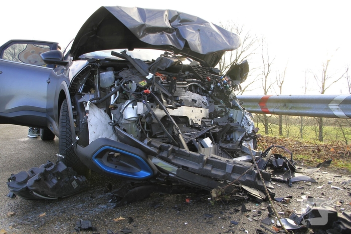 Frontale aanrijding veroorzaakt gewonde vrouw