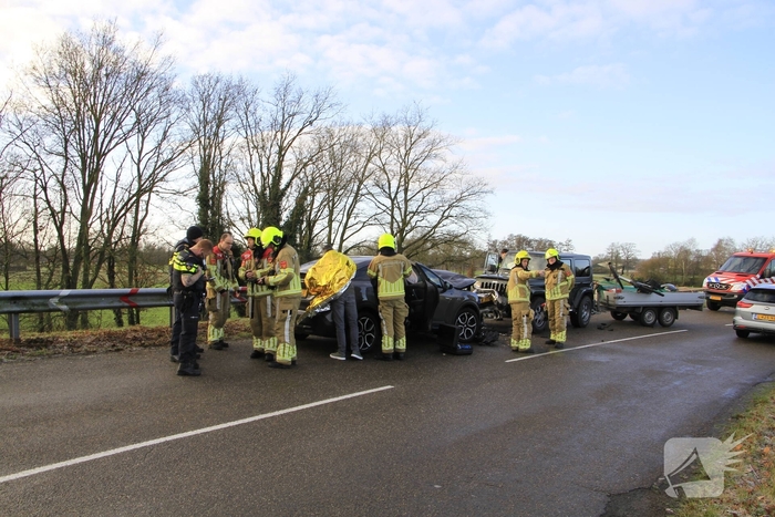 Frontale aanrijding veroorzaakt gewonde vrouw