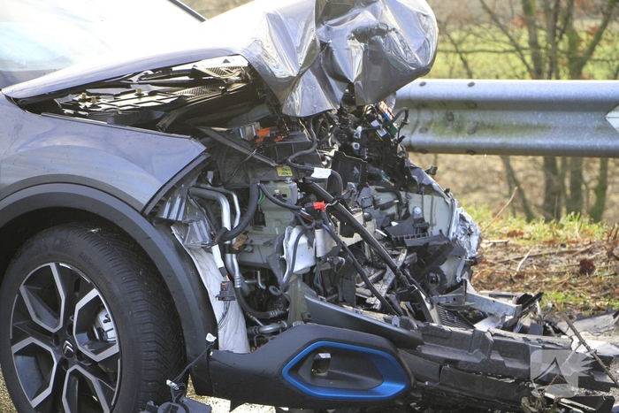 Frontale aanrijding veroorzaakt gewonde vrouw