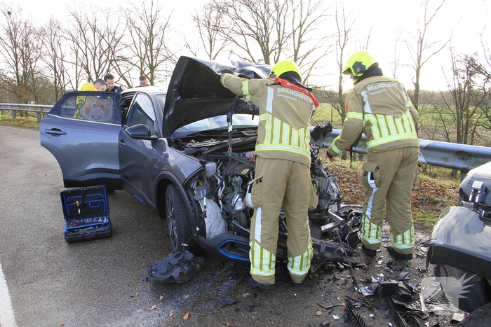 Frontale aanrijding veroorzaakt gewonde vrouw