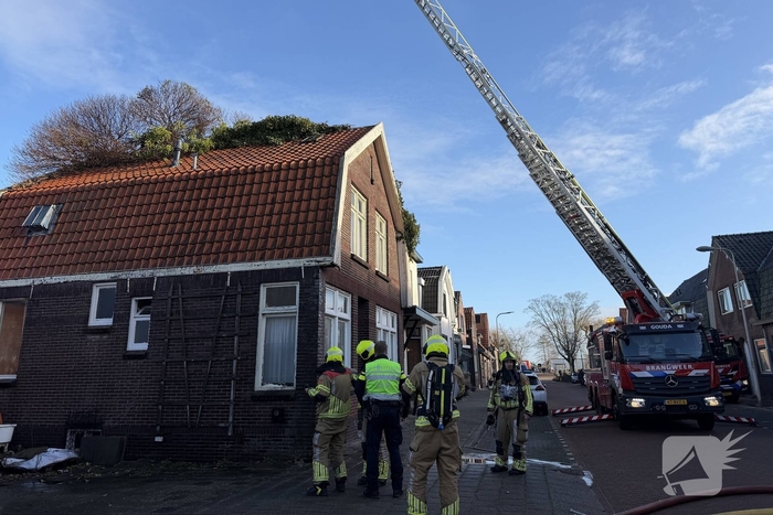 Woningbrand veroorzaakt schade aan dak