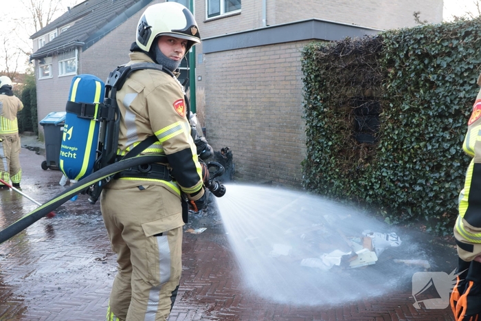 Brand in papiercontainer veroorzaakt gevaarlijke situatie