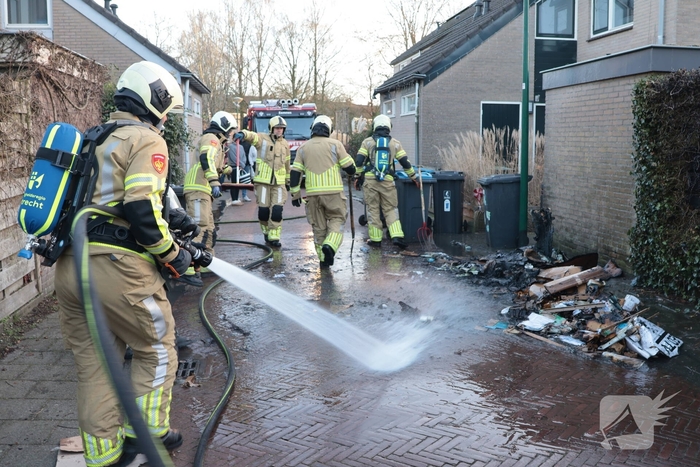 Brand in papiercontainer veroorzaakt gevaarlijke situatie