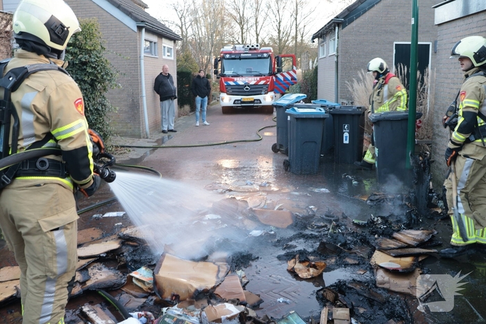 Brand in papiercontainer veroorzaakt gevaarlijke situatie