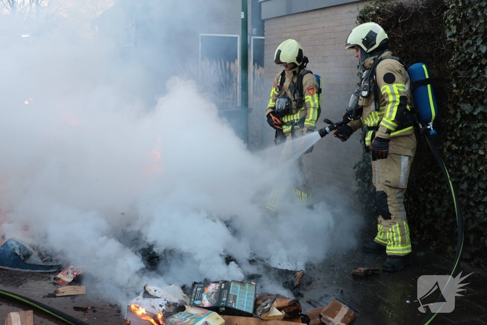 Brand in papiercontainer veroorzaakt gevaarlijke situatie