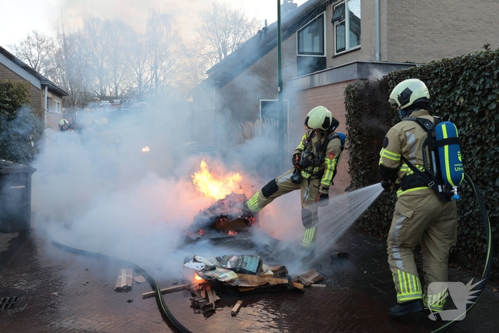 Brand in papiercontainer veroorzaakt gevaarlijke situatie