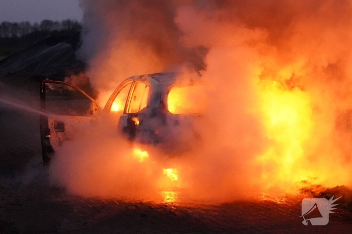 Auto in brand op oprit woonboerderij