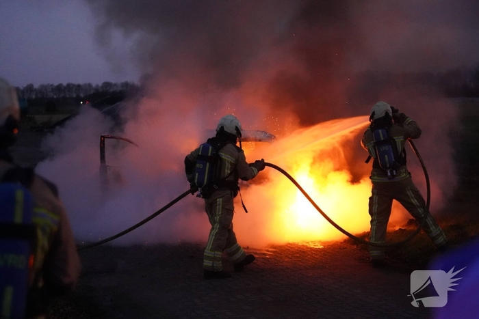 Auto in brand op oprit woonboerderij