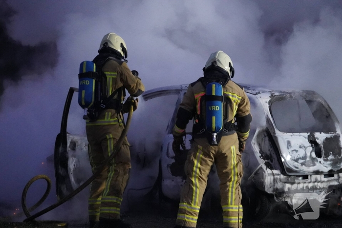 Auto in brand op oprit woonboerderij