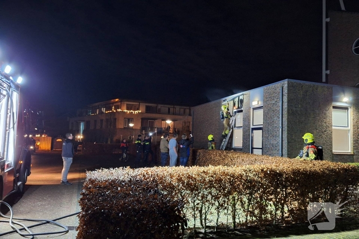 Brand in dakrand van kerk door vuurpijl