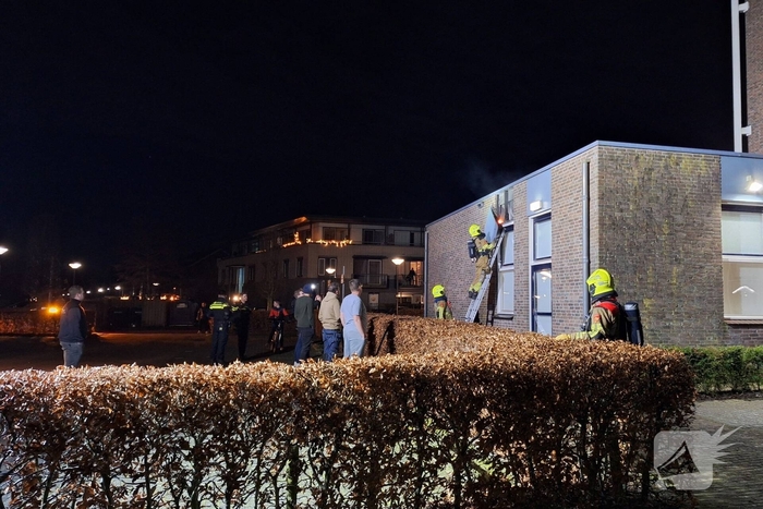 Brand in dakrand van kerk door vuurpijl