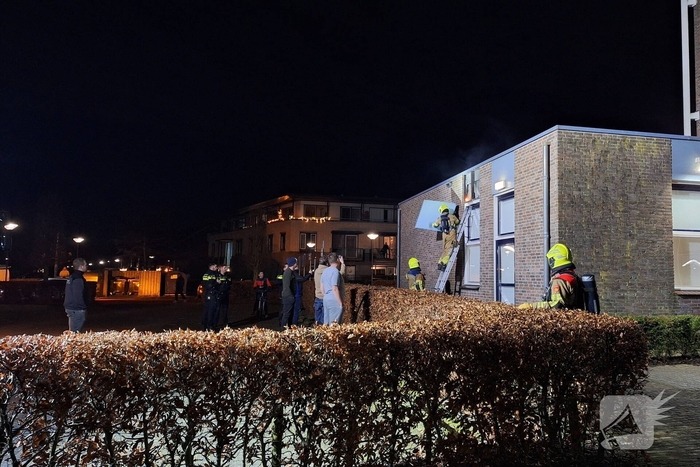 Brand in dakrand van kerk door vuurpijl