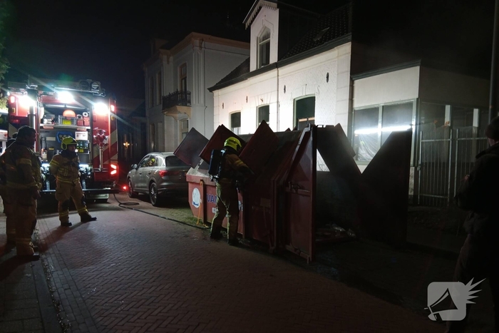 Omwoners starten met blussing van containerbrand
