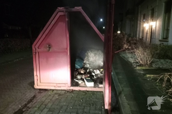 Omwoners starten met blussing van containerbrand