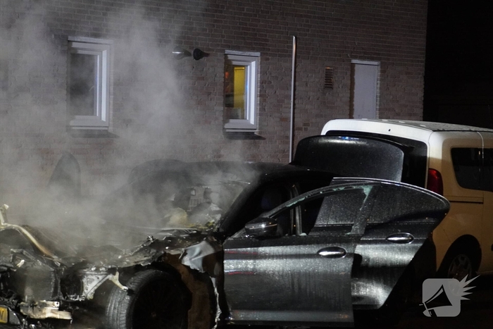 Geparkeerde auto verwoest door brand