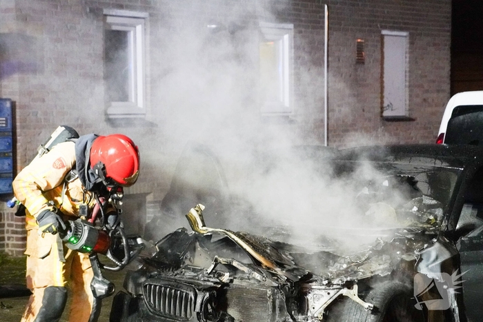 Geparkeerde auto verwoest door brand