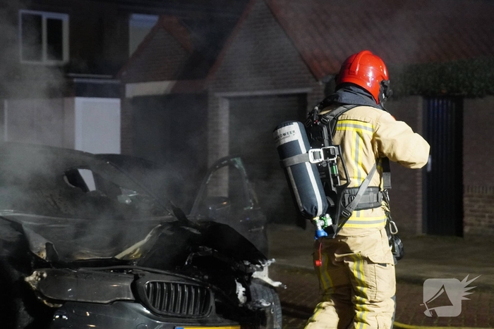 Geparkeerde auto verwoest door brand