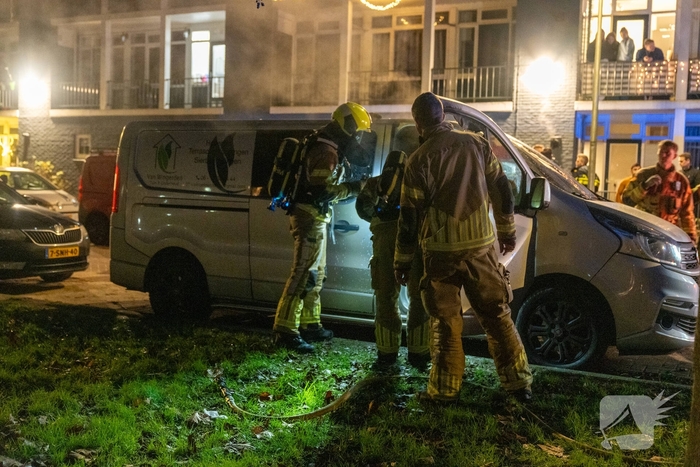 Wegrennende jongeren en aanmaakblokjes na brand in bestelbus