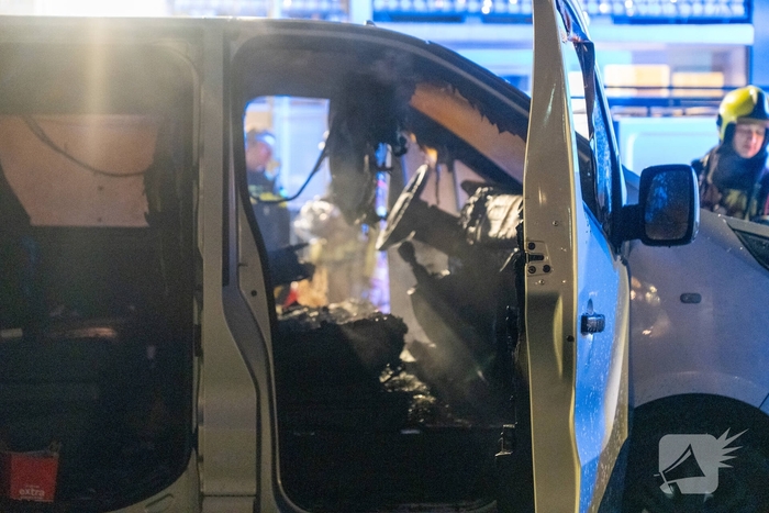 Wegrennende jongeren en aanmaakblokjes na brand in bestelbus