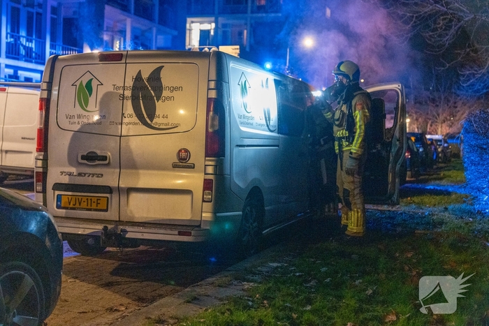 Wegrennende jongeren en aanmaakblokjes na brand in bestelbus