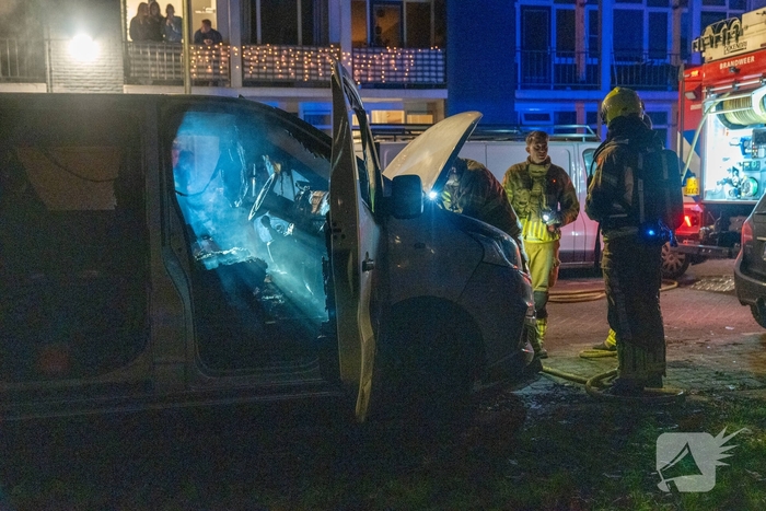 Wegrennende jongeren en aanmaakblokjes na brand in bestelbus