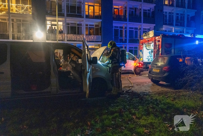 Wegrennende jongeren en aanmaakblokjes na brand in bestelbus