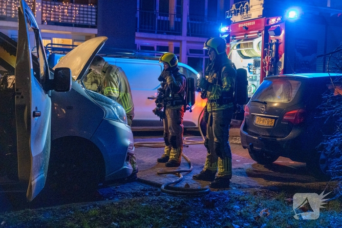 Wegrennende jongeren en aanmaakblokjes na brand in bestelbus