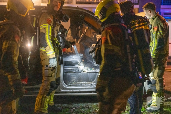 Wegrennende jongeren en aanmaakblokjes na brand in bestelbus