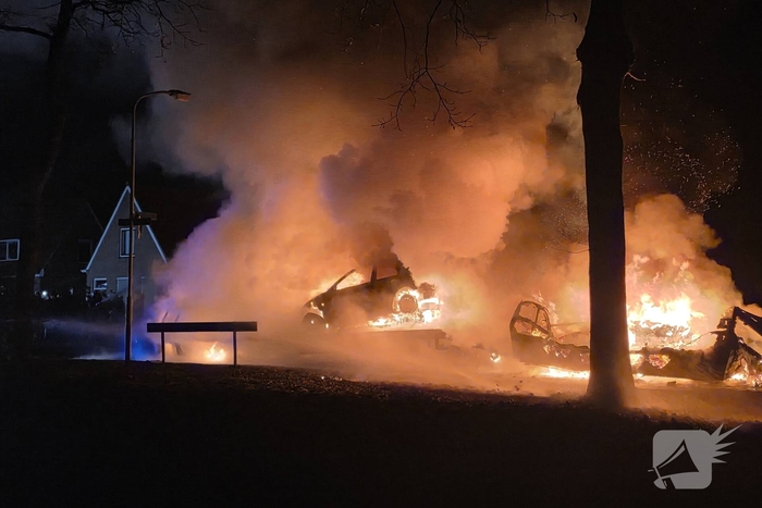 Auto's, aanhanger en caravan in vlammen op